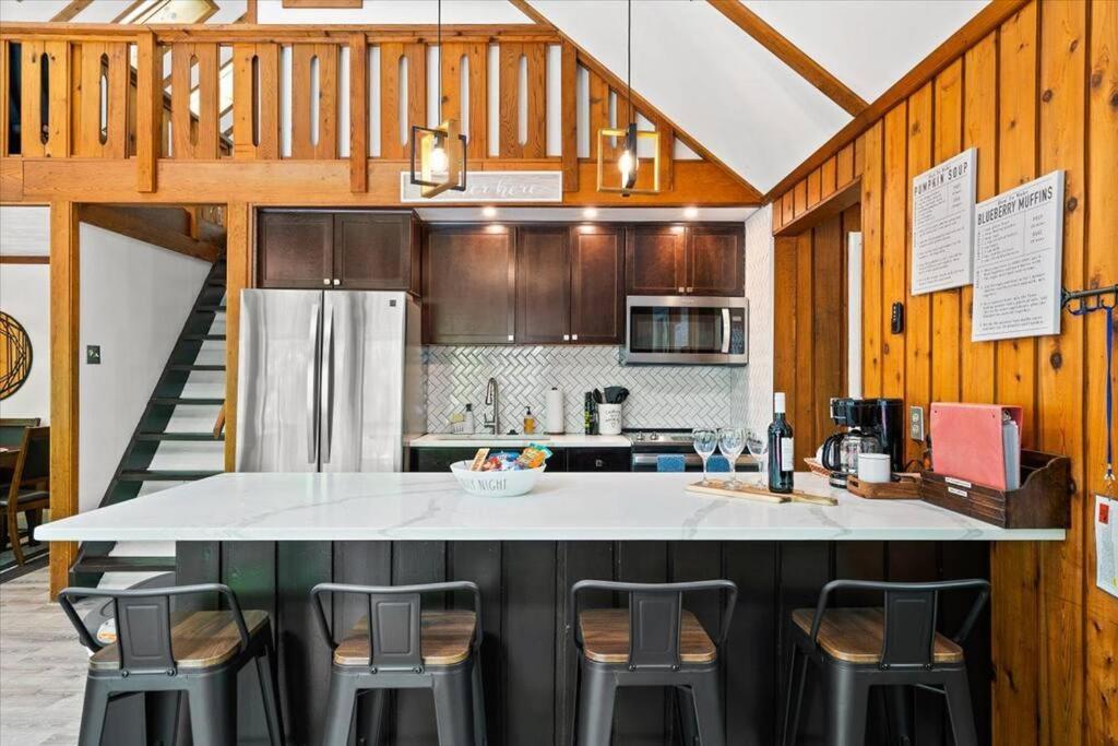The Gingerbread House: 4 Bedroom Chalet, W/ Sunroom/Deck, Sleeps 12, Modern Amenities McGaheysville Exterior photo