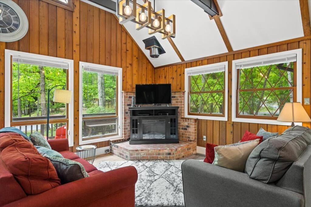The Gingerbread House: 4 Bedroom Chalet, W/ Sunroom/Deck, Sleeps 12, Modern Amenities McGaheysville Exterior photo