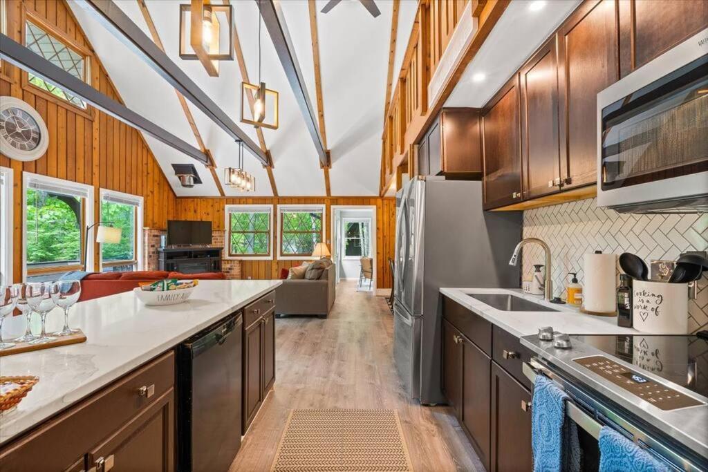 The Gingerbread House: 4 Bedroom Chalet, W/ Sunroom/Deck, Sleeps 12, Modern Amenities McGaheysville Exterior photo