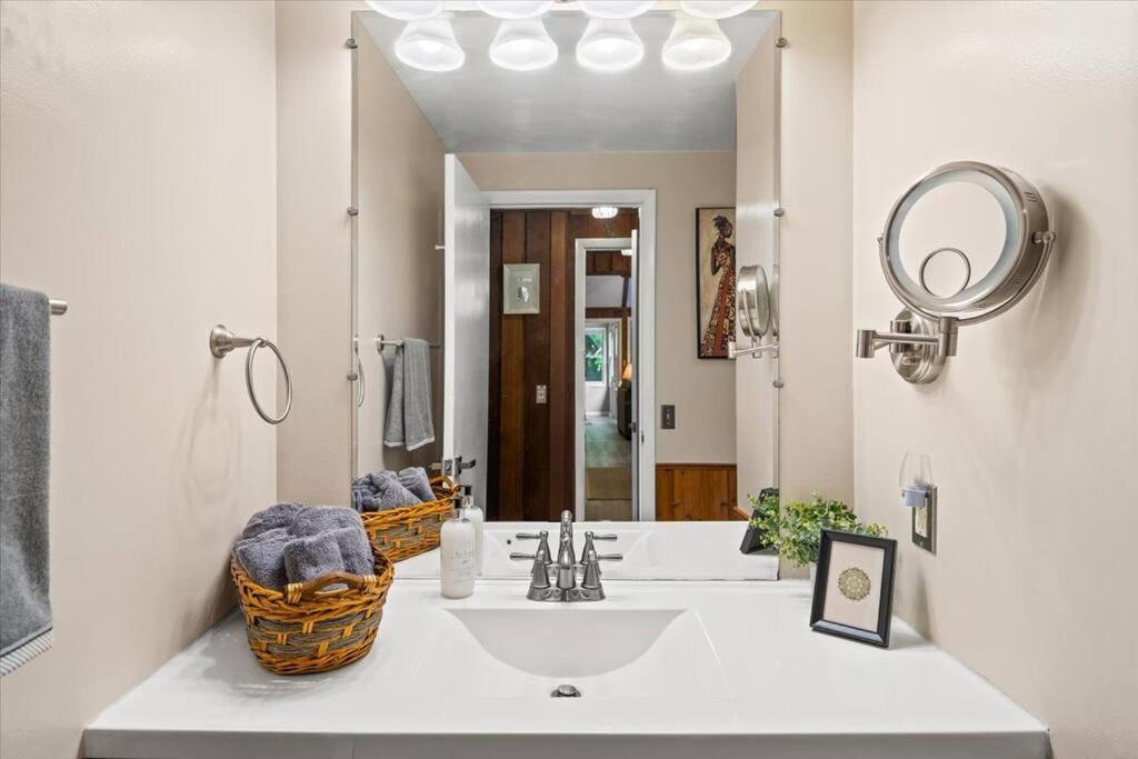 The Gingerbread House: 4 Bedroom Chalet, W/ Sunroom/Deck, Sleeps 12, Modern Amenities McGaheysville Exterior photo