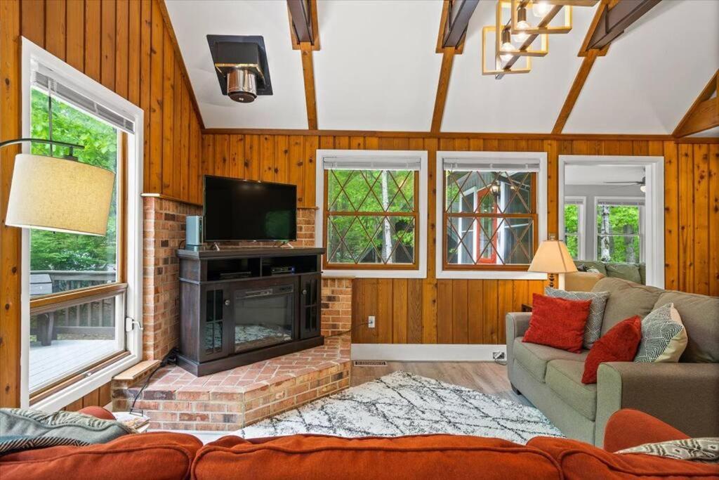 The Gingerbread House: 4 Bedroom Chalet, W/ Sunroom/Deck, Sleeps 12, Modern Amenities McGaheysville Exterior photo